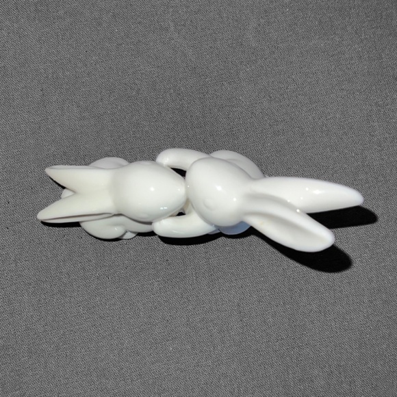 Pier 1 White Hugging Snuggle Bunnies - Picture 11 of 12